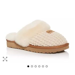 NEW UGG®
Women's Cozy Shearling Mule Slippers SIZE 8